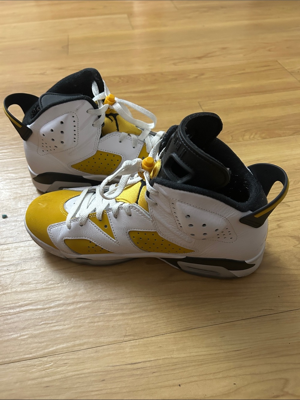 Air Jordan 6 Retro Men’s 9.5 /womens 11  white yellow ochre